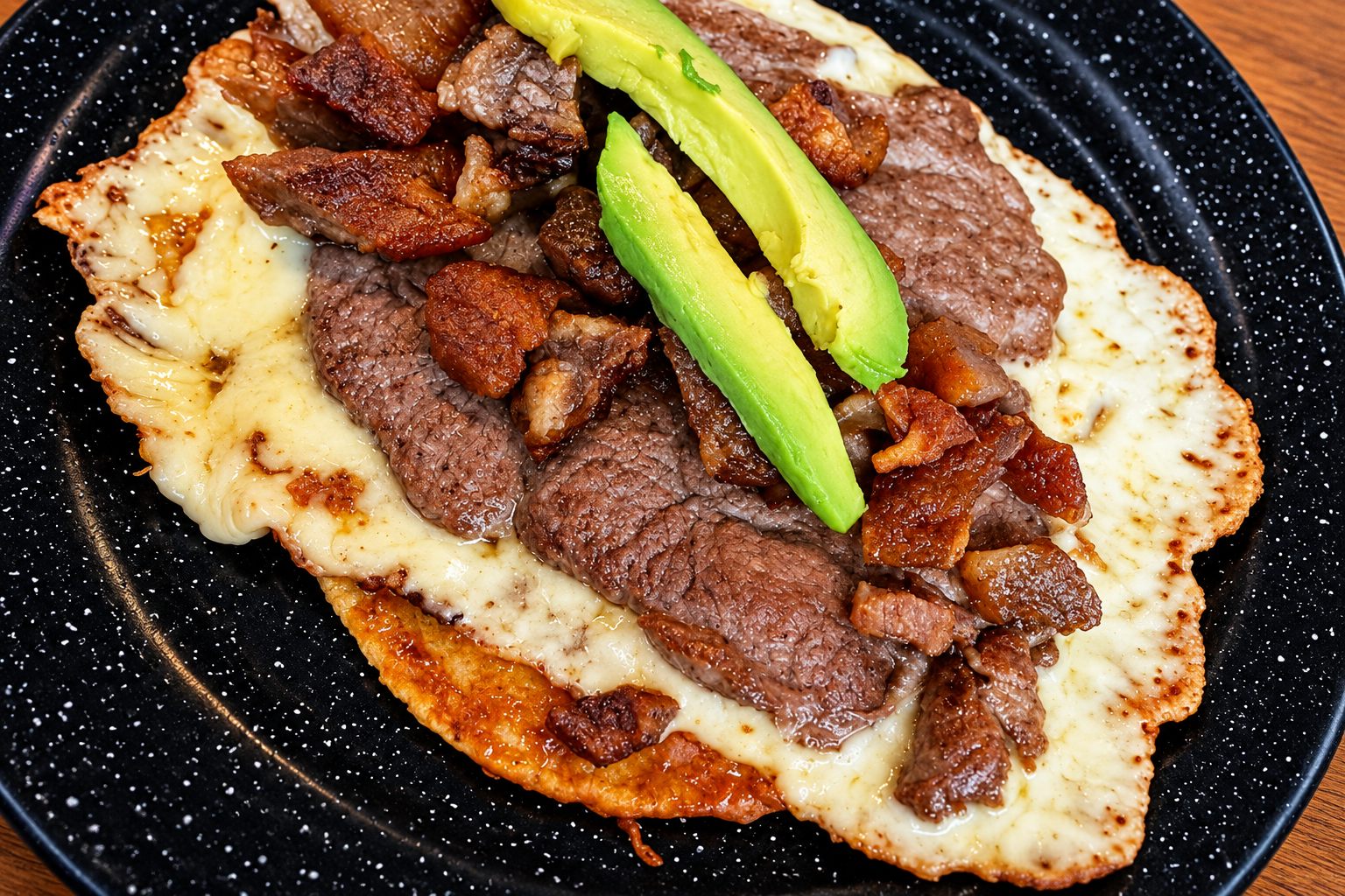 Especialidad con carne, queso y aguacate